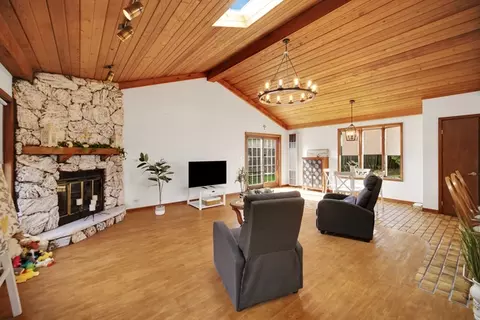 Living - 136 N School St, Addison, IL 60101 photo 3 of 4