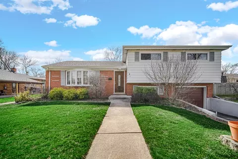 136 N School St, Addison, IL 60101