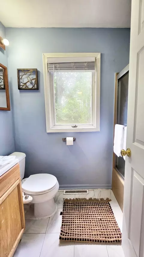 Bath - 724 W Friendly Ave, Mchenry, IL 60051 photo 2 of 2