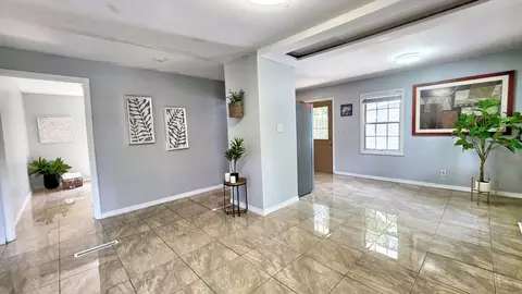 Entry Way - 724 W Friendly Ave, Mchenry, IL 60051 photo 1 of 1