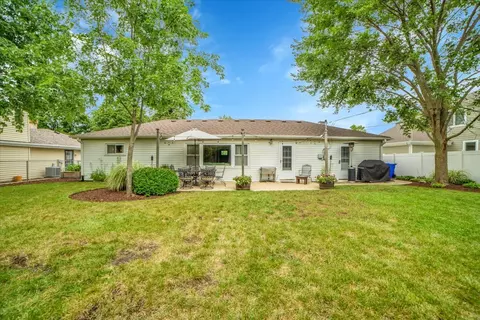 Exterior - 514 Turf Ln, Wheaton, IL 60187 photo 3 of 9