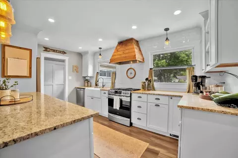 Kitchen - 514 Turf Ln, Wheaton, IL 60187 photo 1 of 3