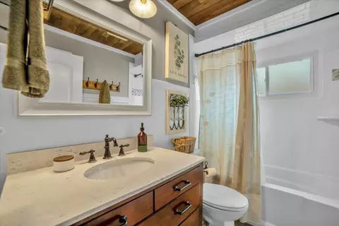 Bath - 514 Turf Ln, Wheaton, IL 60187 photo 1 of 4