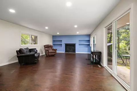 Living - 22 Erin Ln, Kankakee, IL 60901 photo 4 of 5
