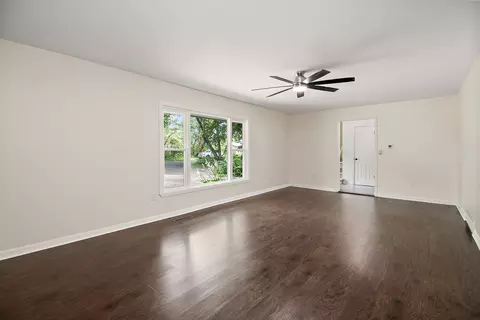 Living - 22 Erin Ln, Kankakee, IL 60901 photo 2 of 5