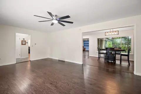 Living - 22 Erin Ln, Kankakee, IL 60901 photo 3 of 5