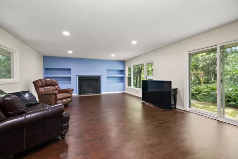 Living - 22 Erin Ln, Kankakee, IL 60901 photo 5 of 5