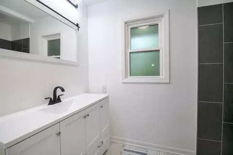 Bath - 22 Erin Ln, Kankakee, IL 60901 photo 1 of 4