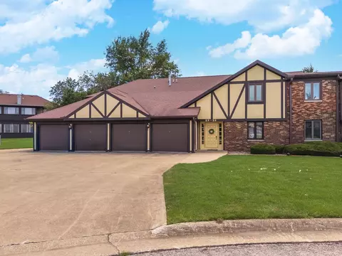 30 Crystal Ct #B2, Pontiac, IL 61764