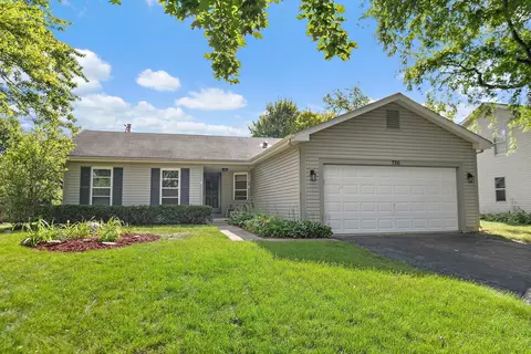 730 Applewood Ln, Algonquin, IL 60102