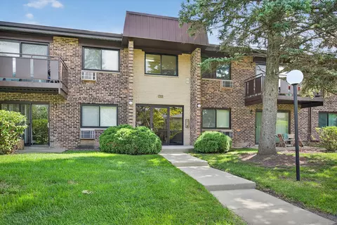 2616 N Windsor Dr #102, Arlington Heights, IL 60004
