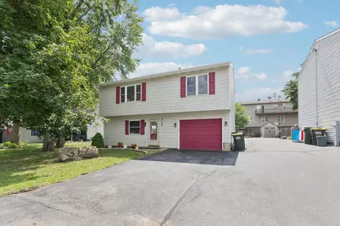 317 W Riverside Dr, Mchenry, IL 60051