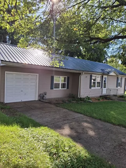 304 Depot St, Walnut, IL 61376