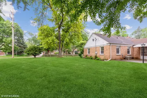 Exterior - 402 Berry Rd, Barrington, IL 60010 photo 5 of 6