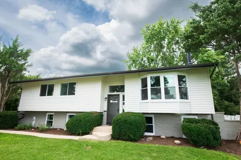 42 W W316 W Silver Glen Rd, Saint Charles, IL 60175
