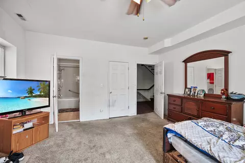Bedroom - 1036 E Hyde Park Blvd, Chicago, IL 60615 photo 2 of 4