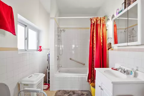 Bath - 1036 E Hyde Park Blvd, Chicago, IL 60615 photo 2 of 3