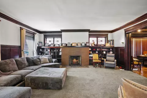 Living - 1036 E Hyde Park Blvd, Chicago, IL 60615 photo 1 of 2