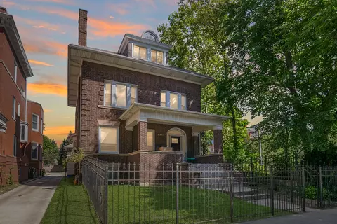 Exterior - 1036 E Hyde Park Blvd, Chicago, IL 60615 photo 2 of 3