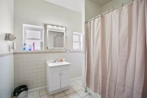 Bath - 1036 E Hyde Park Blvd, Chicago, IL 60615 photo 3 of 3