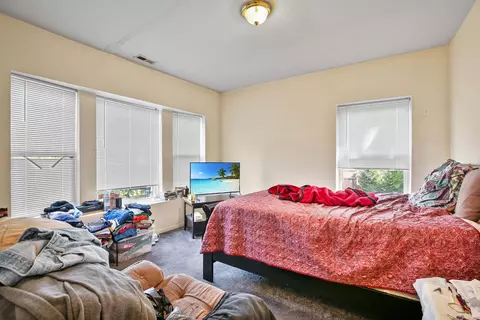 Bedroom - 1036 E Hyde Park Blvd, Chicago, IL 60615 photo 3 of 4
