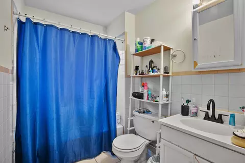 Bath - 1036 E Hyde Park Blvd, Chicago, IL 60615 photo 1 of 3