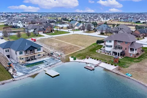 8160 Lakeview Ct, Winfield, IN 46307