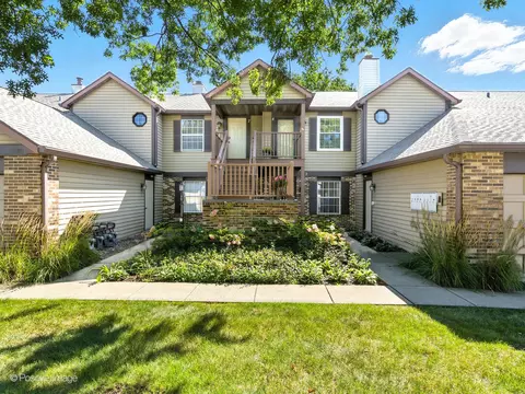 383 Sandhurst Cir #4, Glen Ellyn, IL 60137