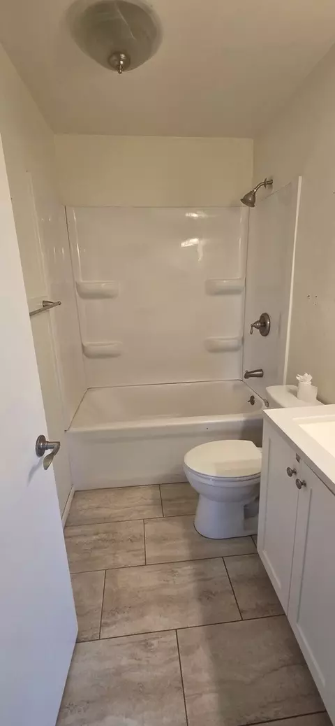 Bath - 2001 S Mattis Ave #E, Champaign, IL 61821 photo 1 of 1
