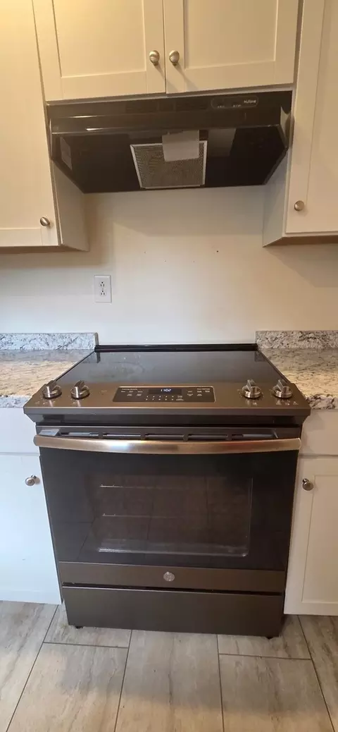 Kitchen - 2001 S Mattis Ave #E, Champaign, IL 61821 photo 3 of 4