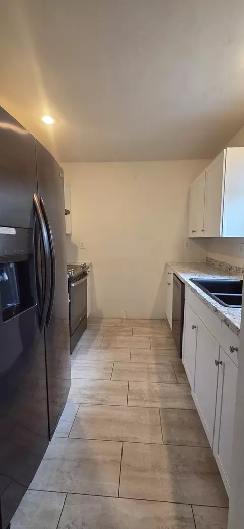 Kitchen - 2001 S Mattis Ave #E, Champaign, IL 61821 photo 1 of 4