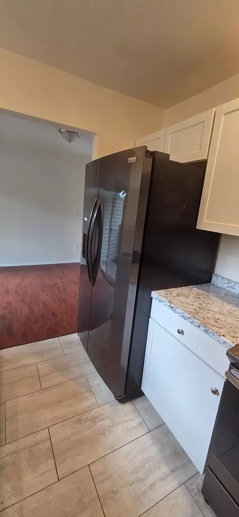 Kitchen - 2001 S Mattis Ave #E, Champaign, IL 61821 photo 2 of 4