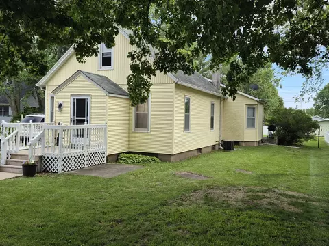 418 W Santa Fe Ave, Toluca, IL 61369