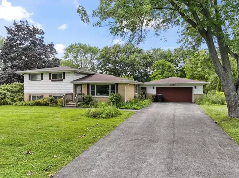 2257 Shannondale Dr, Green Oaks, IL 60048