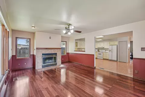Living - 1316 Trend Dr, Morris, IL 60450 photo 6 of 8