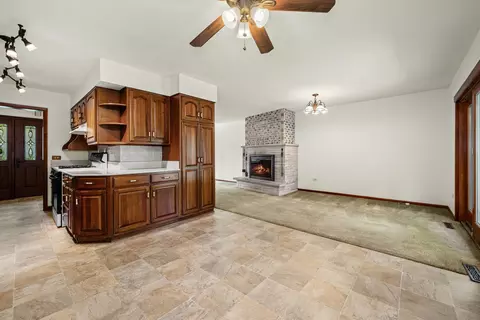 Living - 533 Wendt Ave, East Dundee, IL 60118 photo 4 of 5