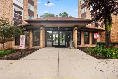 502 W Huntington Commons Rd #443, Mount Prospect, IL 60056