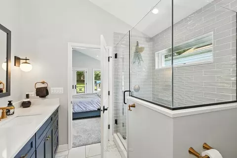Bath - 1913 E Liberty Dr, Wheaton, IL 60187 photo 2 of 3