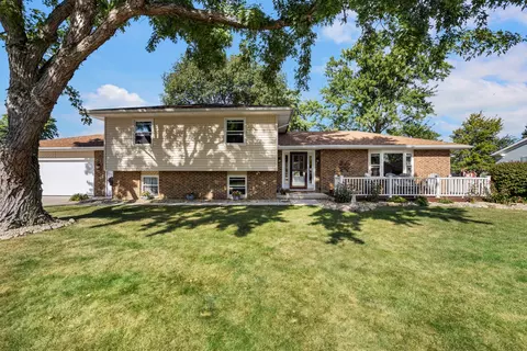 24 Crestview Ct, Fisher, IL 61843