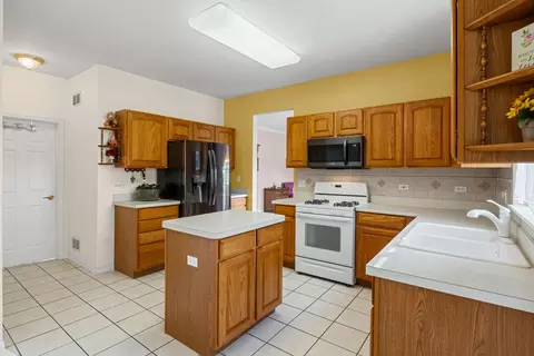 Kitchen - 21331 W Juniper Ln, Plainfield, IL 60544 photo 3 of 4