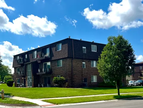 7101 W 166th St #1C, Tinley Park, IL 60477