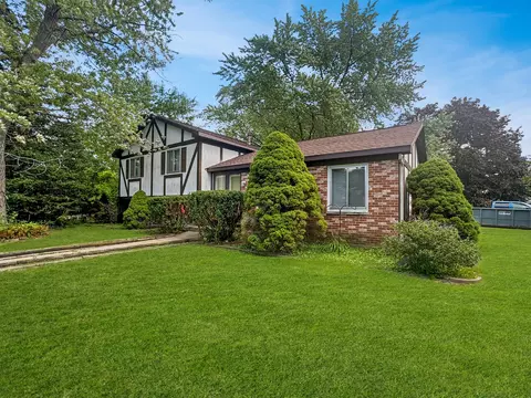 59 Chestnut Cir, Lindenhurst, IL 60046