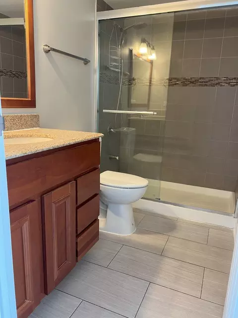 Bath - 20 N Tower Rd #9D, Oak Brook, IL 60523 photo 1 of 1