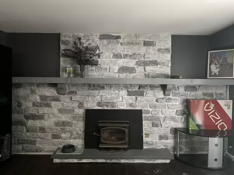 Living - 520 Russell St, Wheeling, IL 60090 photo 3 of 4