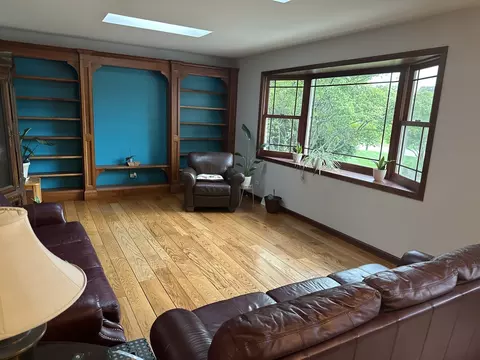 Living - 520 Russell St, Wheeling, IL 60090 photo 1 of 4