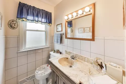 Bath - 2435 Pick Dr, Glenview, IL 60025 photo 2 of 3