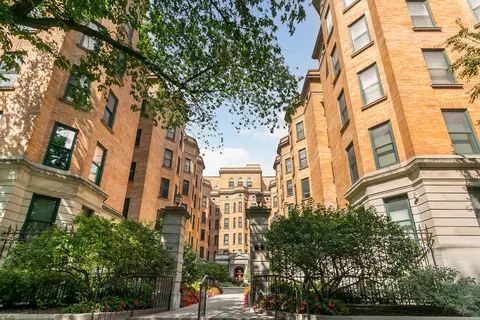 550 W Surf St #C316, Chicago, IL 60657