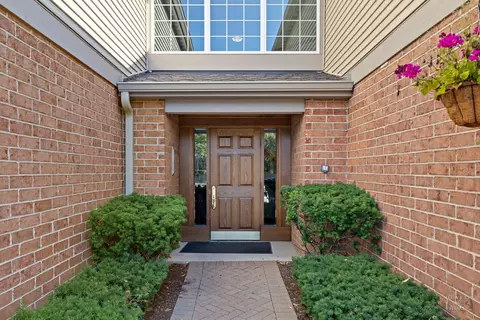 100 White Oak Ct #3, Schaumburg, IL 60195