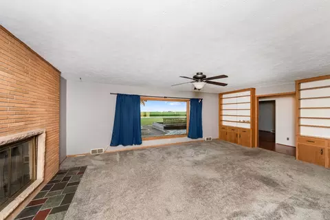 Living - 947 N 2nd Rd, Dana, IL 61321 photo 4 of 5