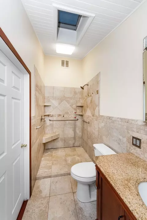 Bath - 947 N 2nd Rd, Dana, IL 61321 photo 1 of 3